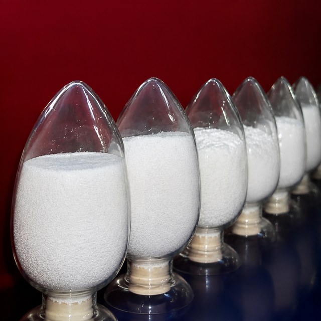 白刚玉整形后微粉样品实拍，颗粒饱满